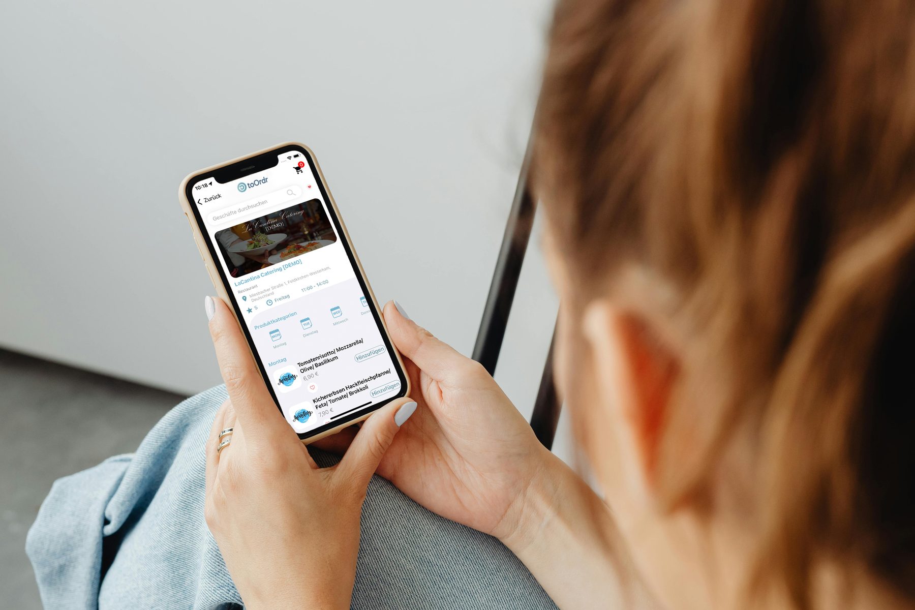 Mitarbeiterin bestellt ihr Mittagessen in der toOrdr App vor